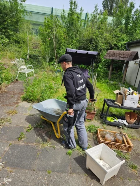 Mitarbeiter bei einer Hausauflösung in Potsdam