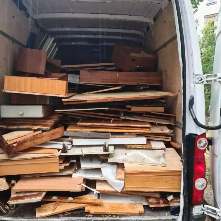 Transporter Fairwerter mit Holz beladen aus Wohnungsauflösung Potsdam